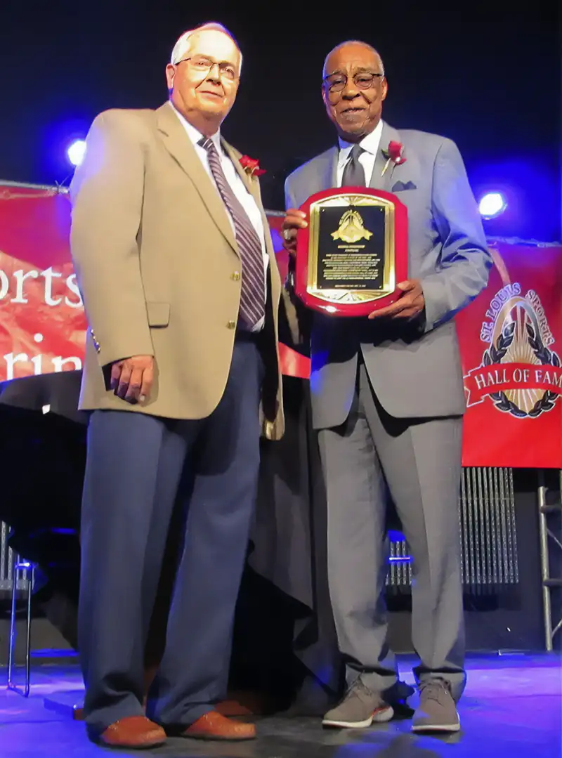 Morris Bradshaw receives St. Louis Sports Hall of Fame honors.